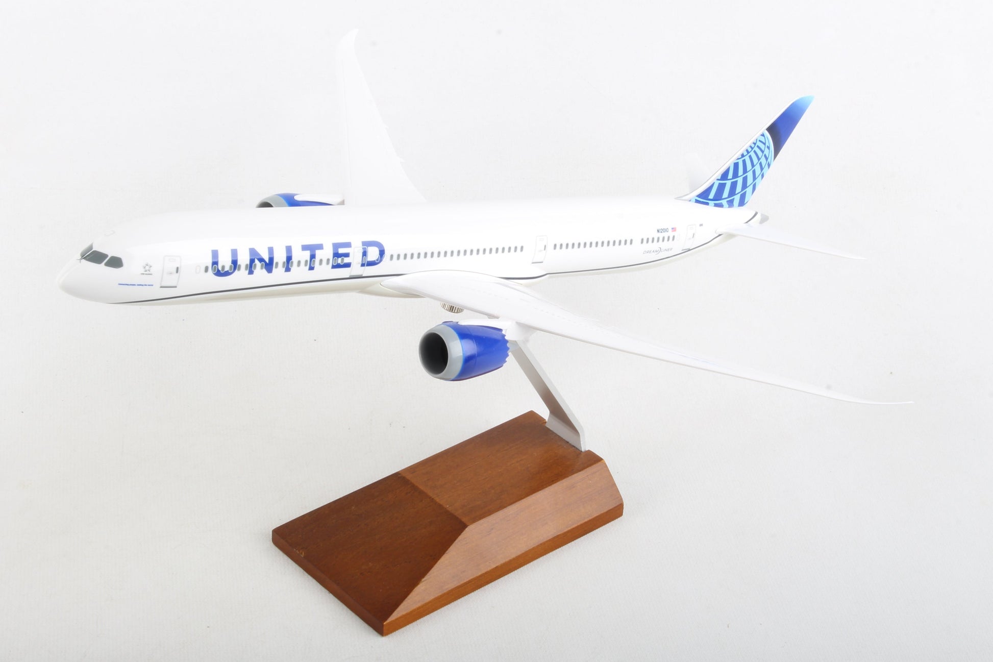 SKR5170 SKYMARKS UNITED 787-10 1/200 W/WOOD STAND NEW LIVERY 2019