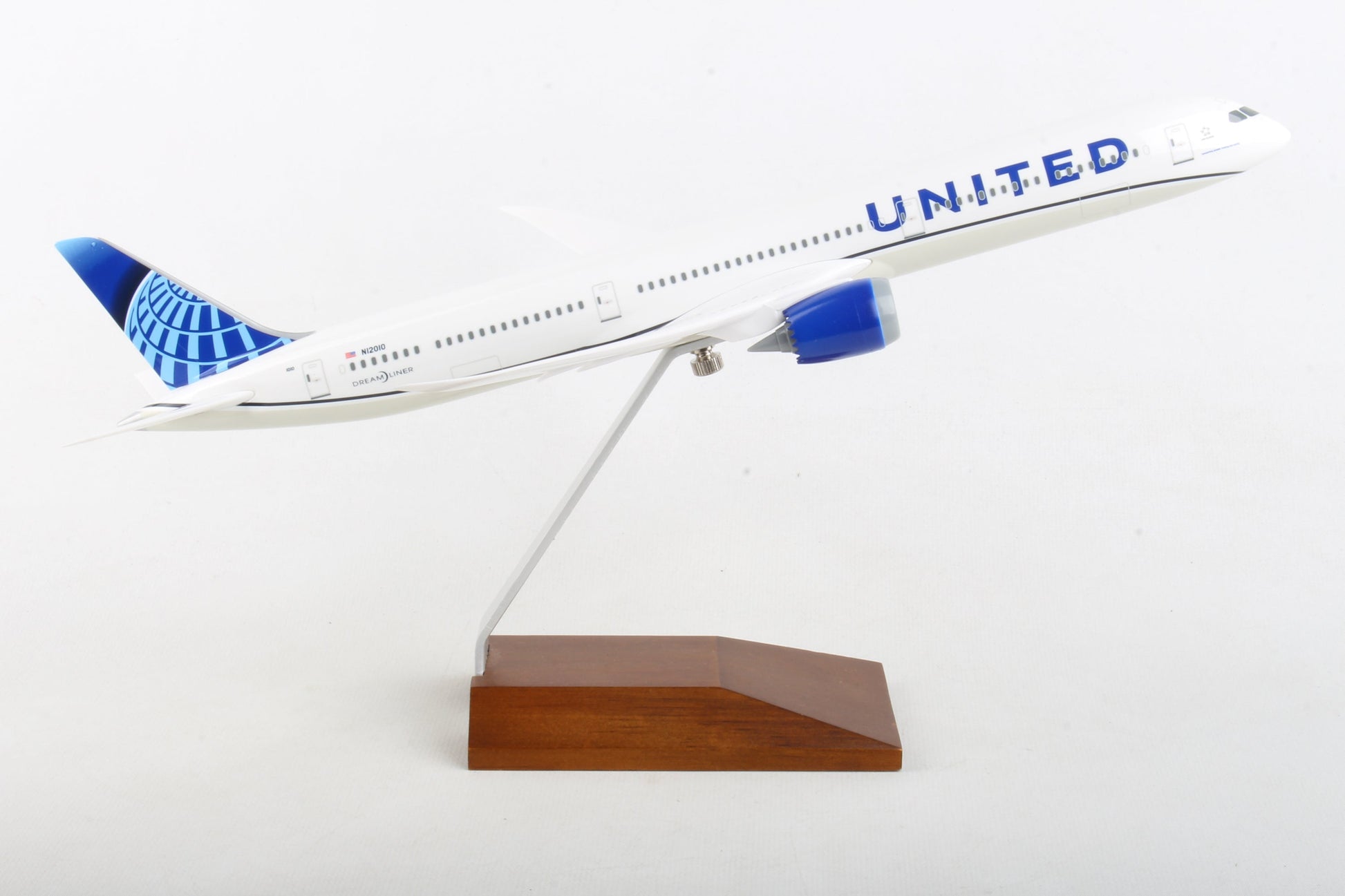 SKR5170 SKYMARKS UNITED 787-10 1/200 W/WOOD STAND NEW LIVERY 2019