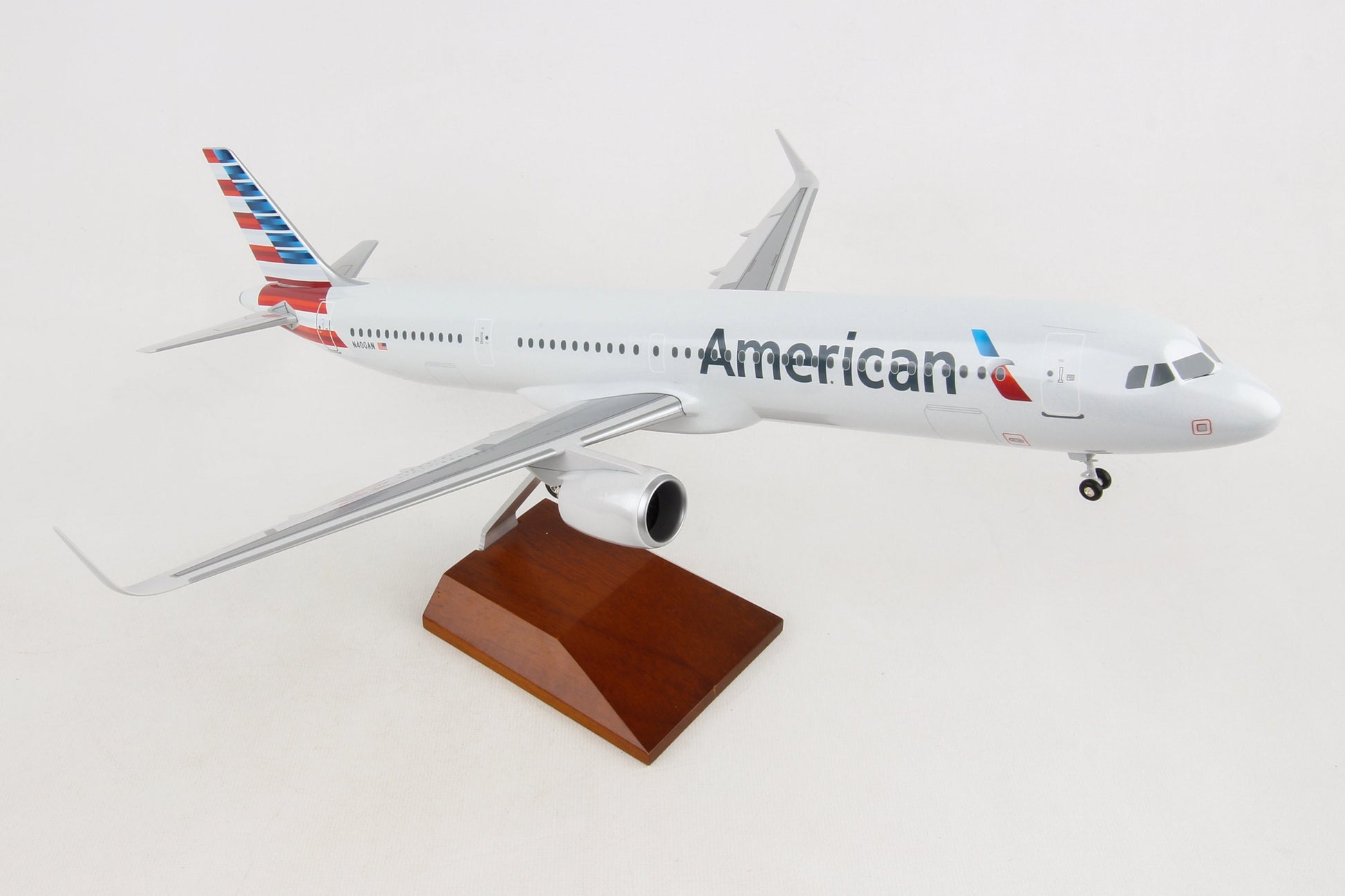 SKR8422 SKYMARKS SUPREME AMERICAN A321NEO 1/100 W/WOOD STAND & GEAR
